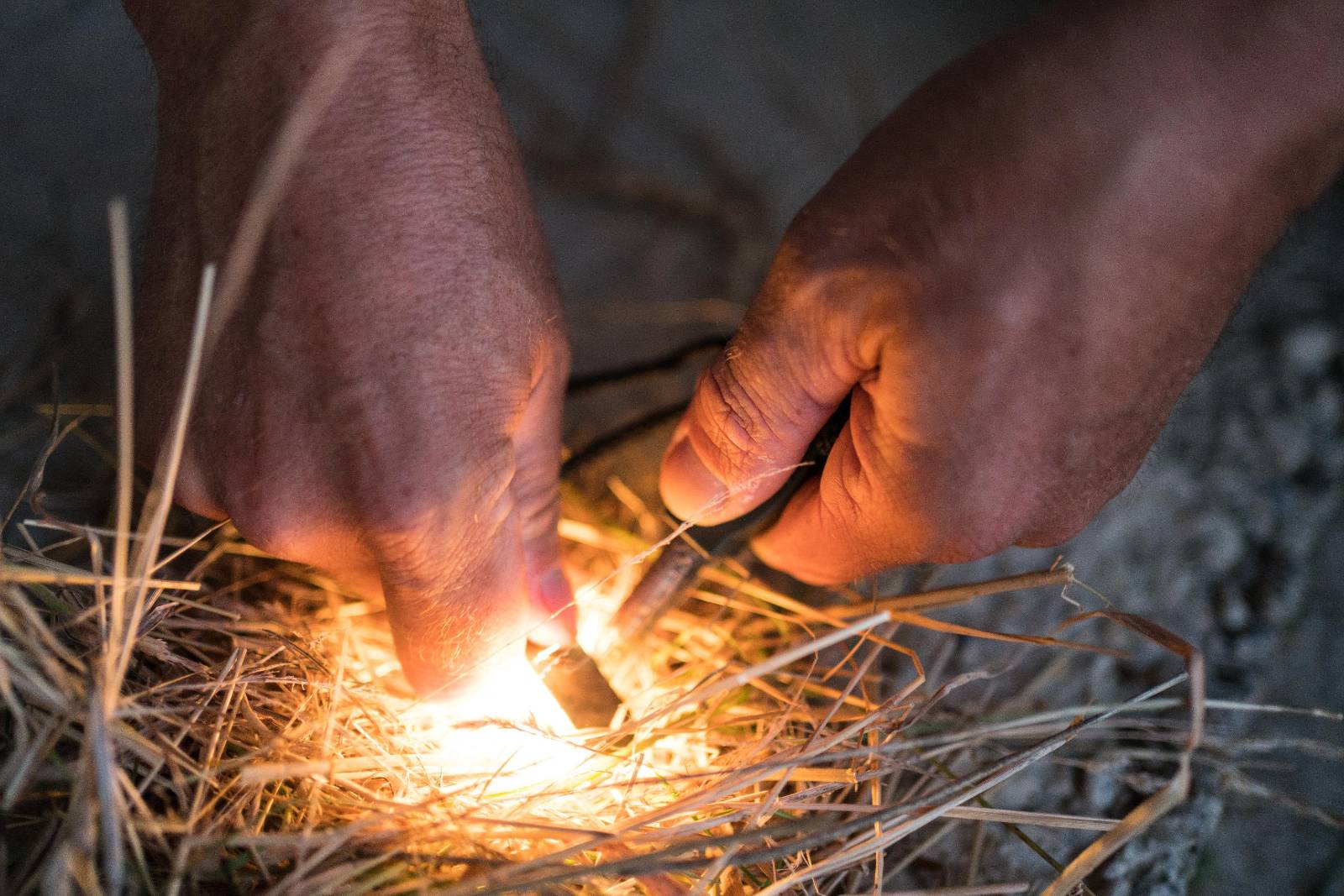 Mehr über den Artikel erfahren Wenn das Feuer erzählt…  – ein anderer Blick auf ein bewegtes Jahr 2025